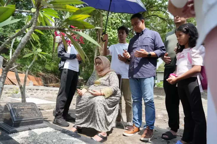 Ziarah ke Makam Ayah pada Yogyakarta, Anies Teringat Pesan Jangan Takut Berjuang